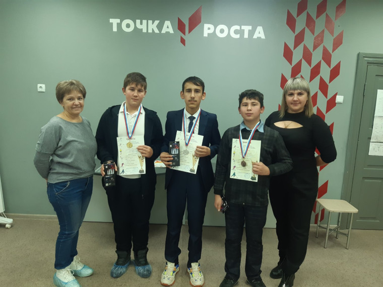 1 декабря 2023 на базе Центра цифрового и гуманитарного профилей «Точка роста» МОУ «СОШ с. Узморье им. Ю.А. Гагарина» прошли соревнования по шашкам среди жителей сёл Терновского МО, посвященного памяти Р.К. Саитова..